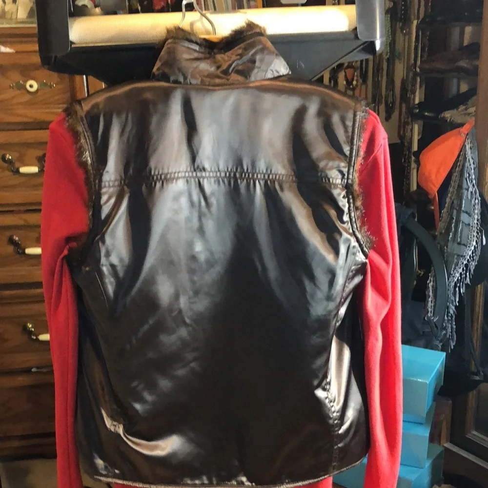 Reversible faux fur vest. - Picture 4 of 6